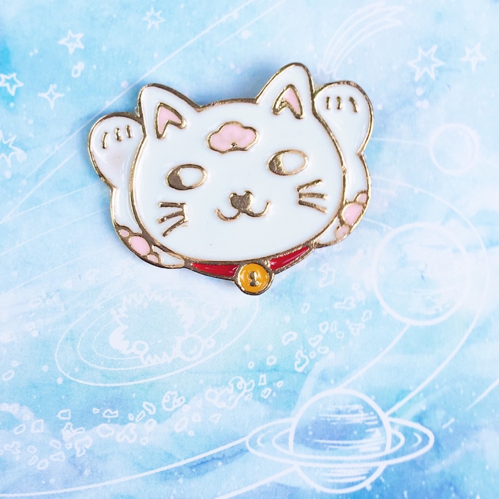 ✨ Lucky Cat Pin ✨ - Picture 2 of 5